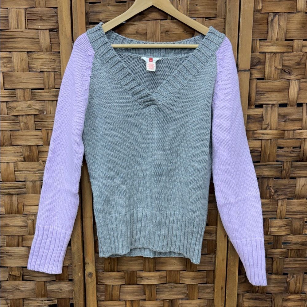 Stylish V-Neck Sweater in Gray and Lavender